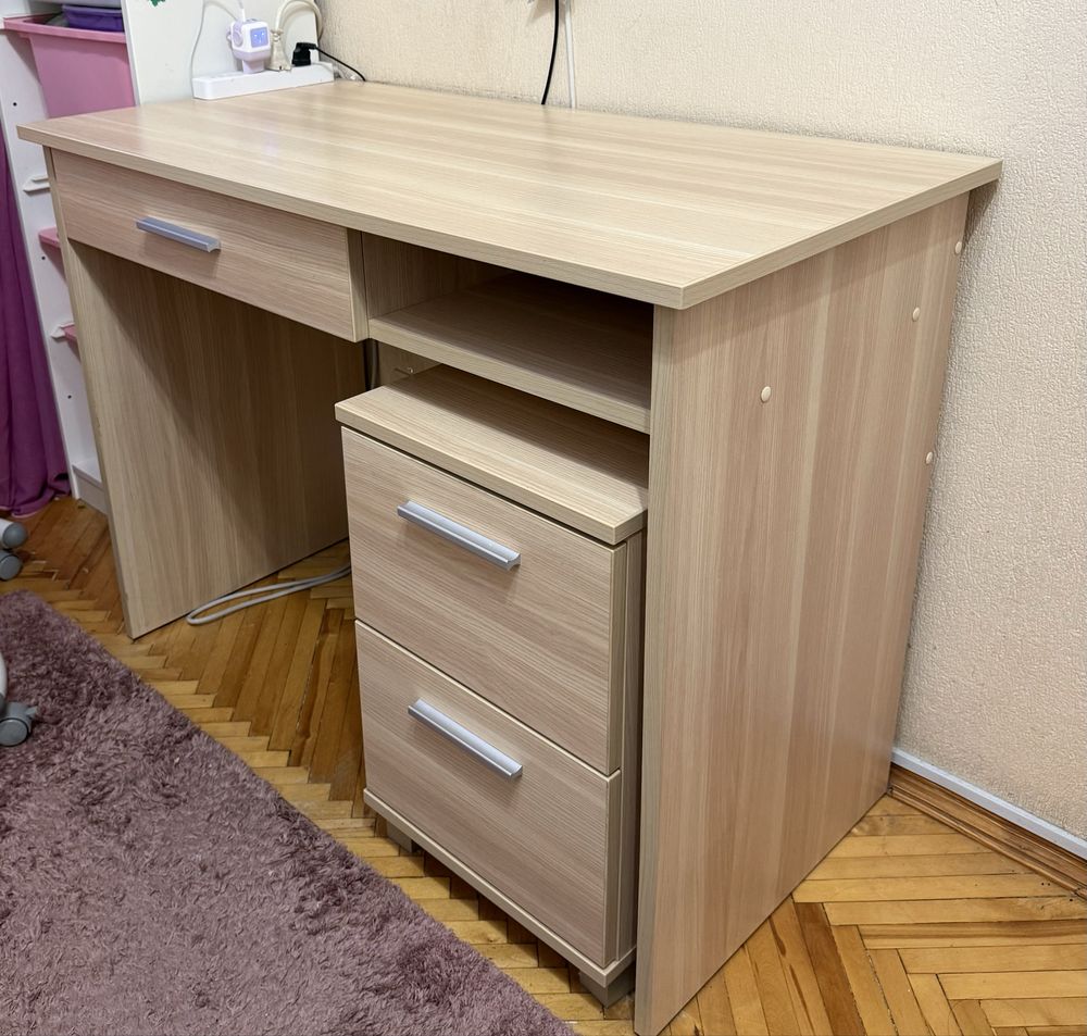 Дитячий письмовий  стіл  з тумбою