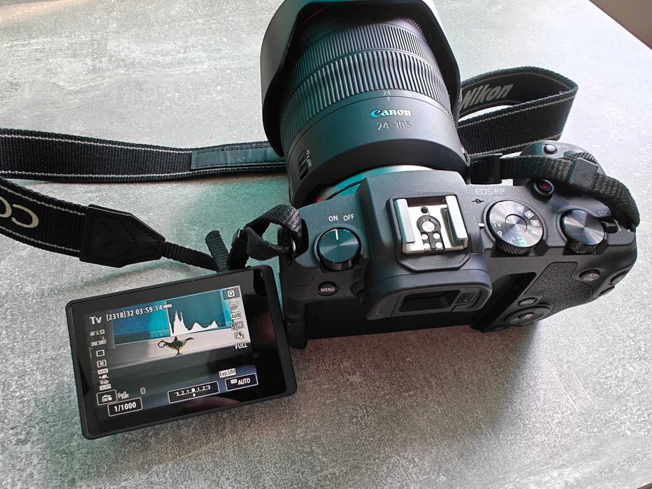 Canon EOS RP + RF 24-105mm f/4 L IS USM + EF+EOS R Mount Kit