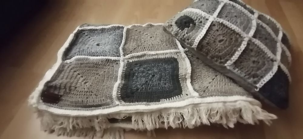 Koc własnoręcznie zrobiony na szydelku