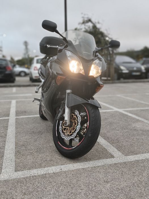 Honda VFR 800 VTEC – Top Case + Escape Black Widow