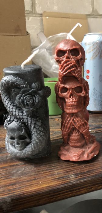 Свеча с черепами (ручная работа)