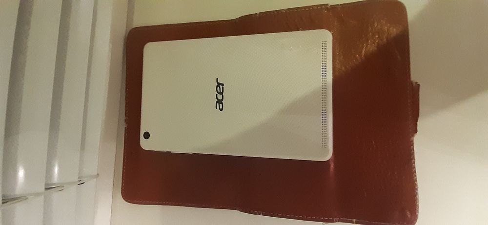 Планшет ACER 8 дюймов висит на заставке