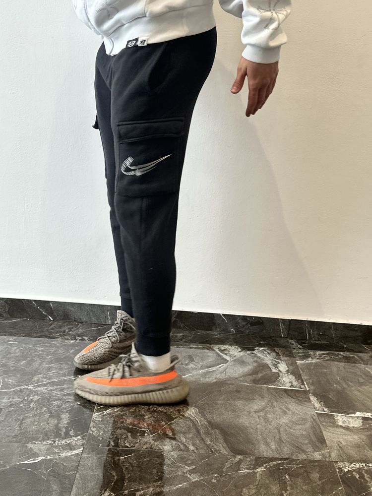 Nike spodnie dresowe czarne długie czargo z kieszeniami z nadrukiem