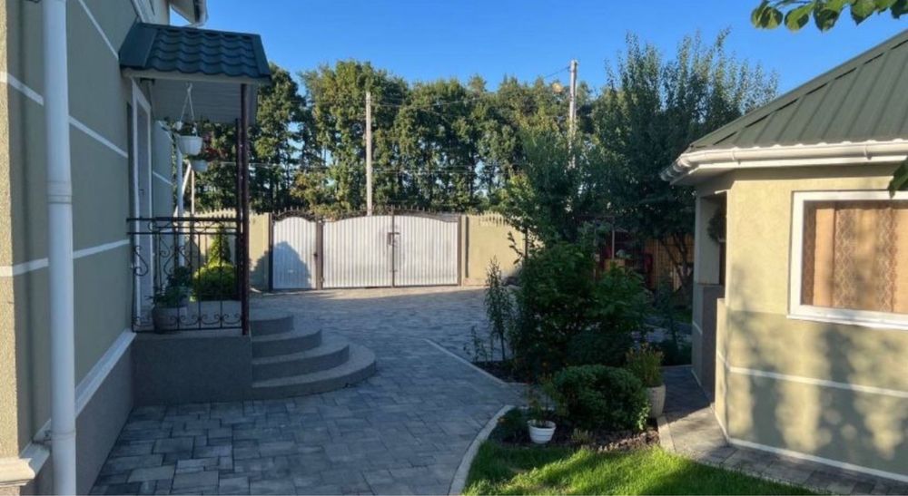 Будинок з ремонтом та меблями_Макарів