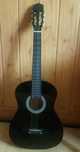 Czarna gitara z pokrowcem
