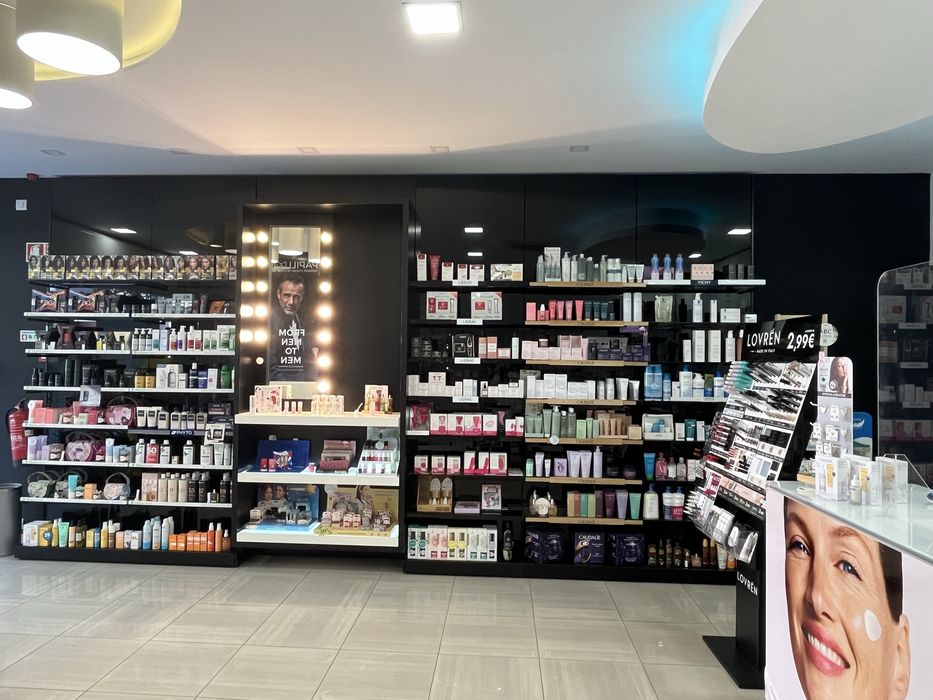 Moveis de farmacia da Glintt
