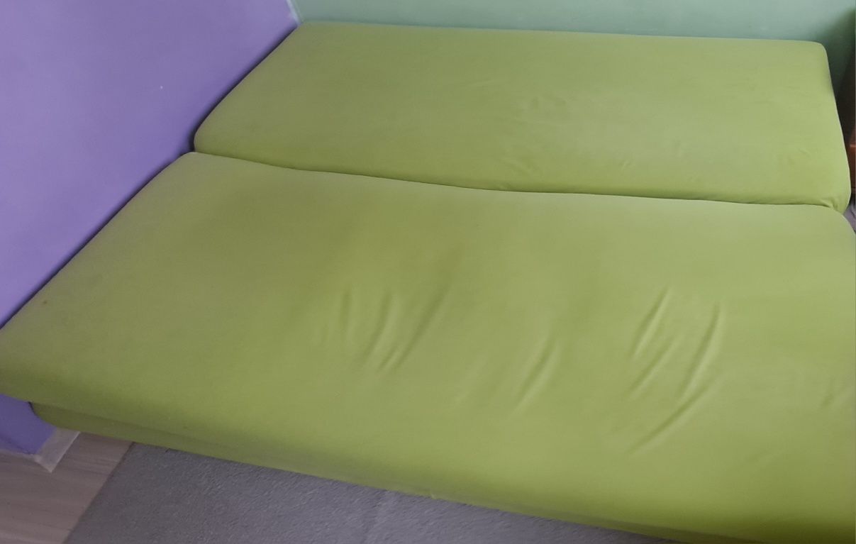 Sofa z poduszkami