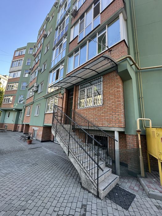 Продаж приміщення в новобудові з окремим входом центр міста 85 метрів