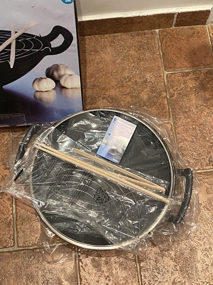 Wok z pokrywką i akcesoriami DUKA BJORN 35 cm czarny żeliwo