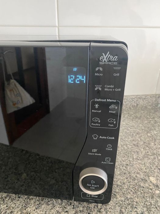 Micro-ondas WHIRLPOOL MWF421BL XTRASPACE (25 L - Com Grill - Preto)
