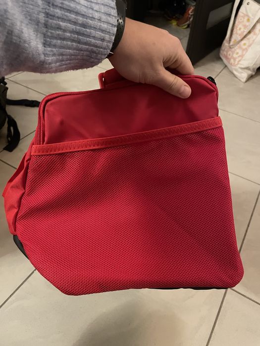 Czerwona torba sportowa Nike 41l