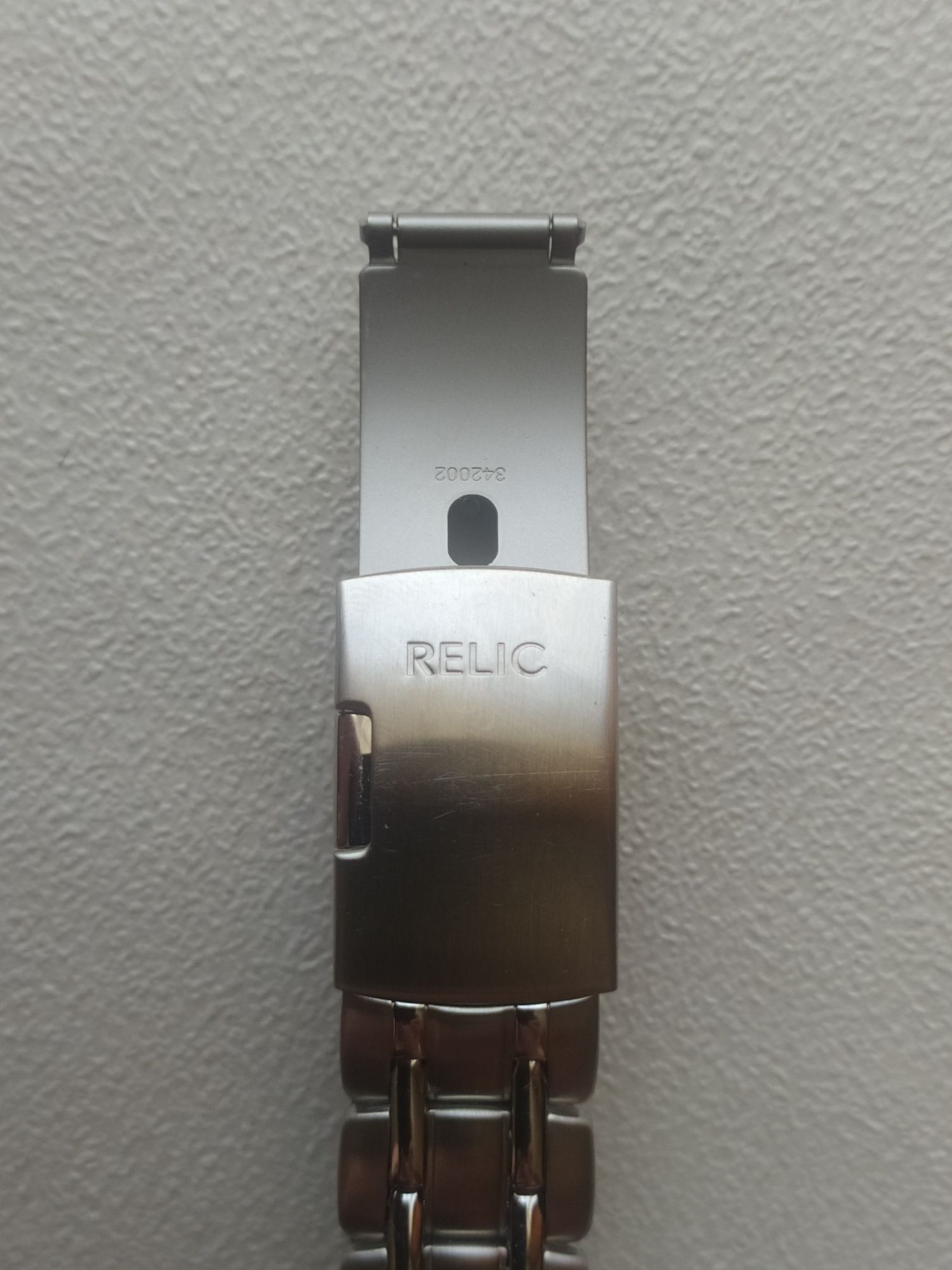 Мужские часы бренда RELIC с календарем.