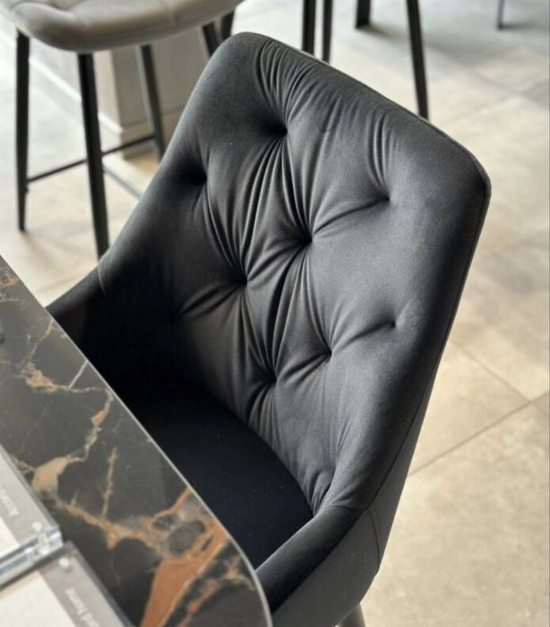 Два чорних оксамитових кухонних стільці ( 2 шт )