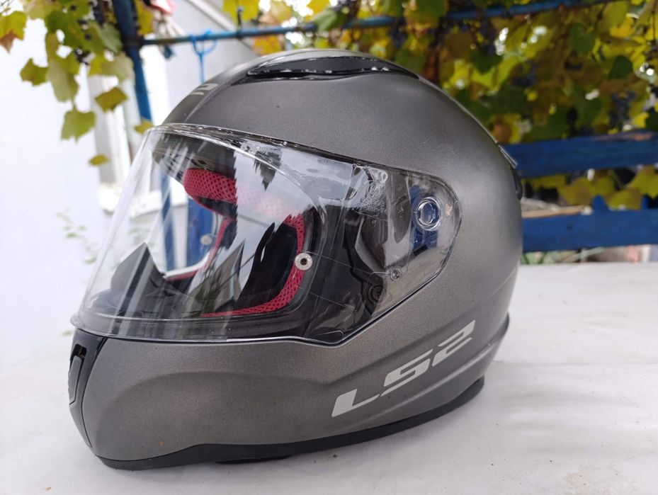 Продам Мотошолом LS2