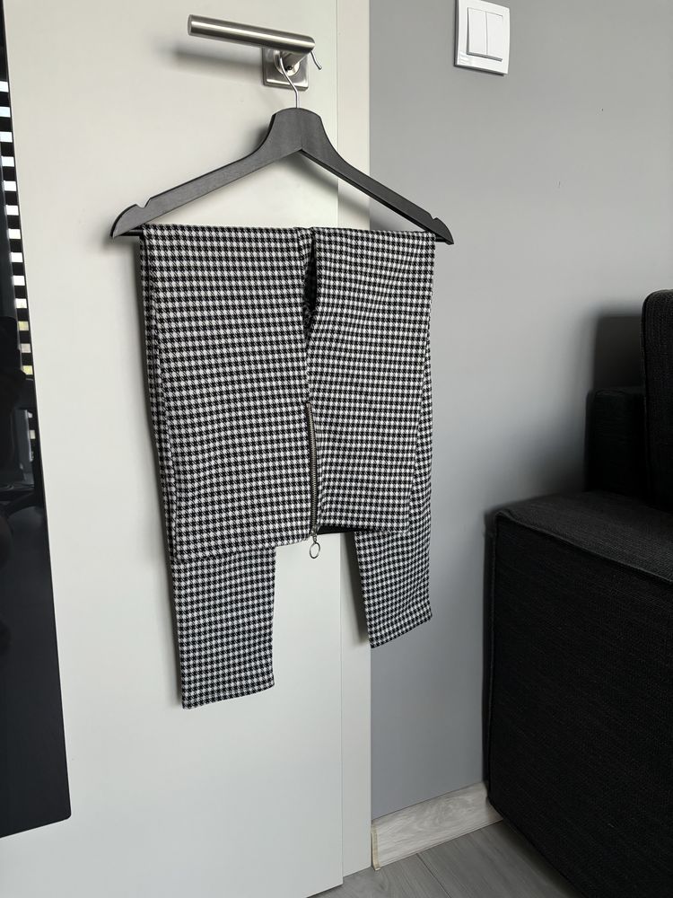 Czarno białe spodnie w pepitkę Sinsay XS 34