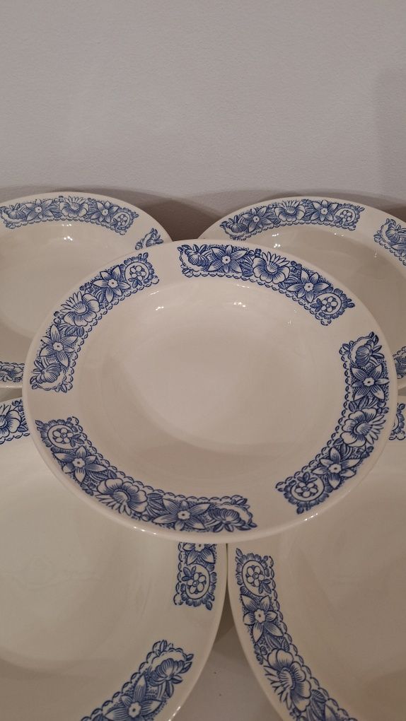 Zestaw 6 głębokich talerzy w klasycznym stylu. Mają średnicę 24 cm
