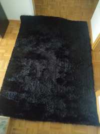 Carpete preta com pelo alto