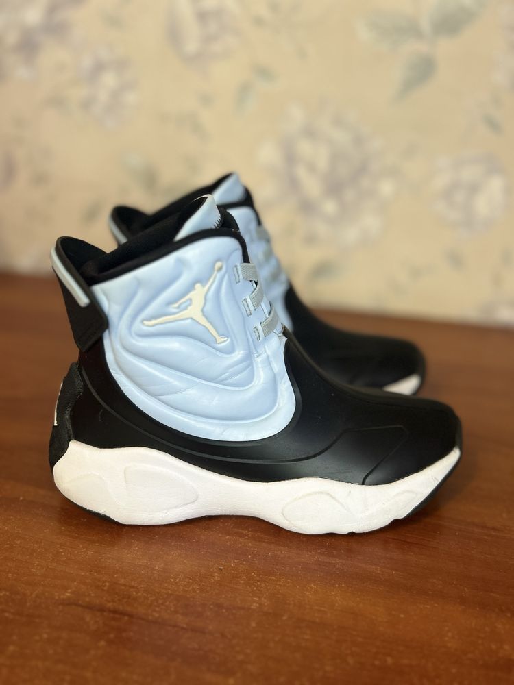 Продам оригінальні кросівки Jordan у гарному стані