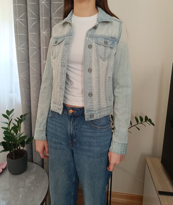 Jasno niebieska kurtka dżinsowa