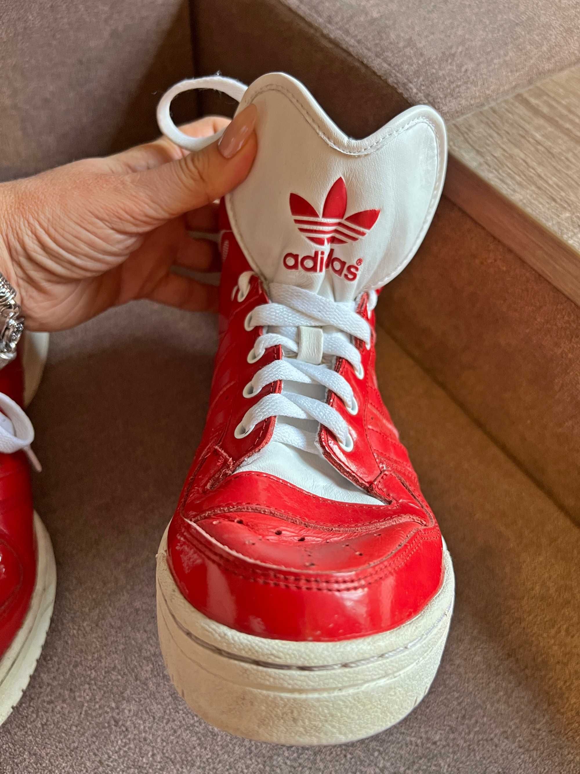 кроссовки Adidas Metro Attitude с логотипом сердце