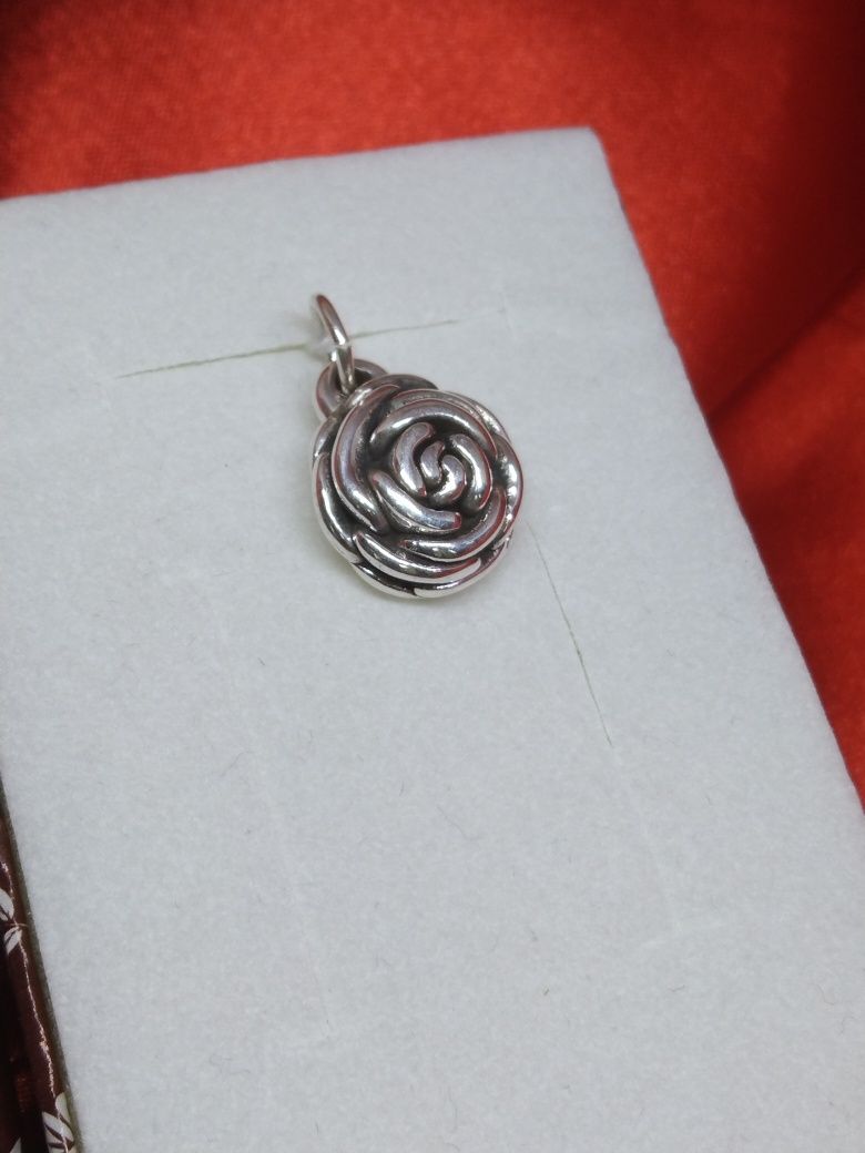 Srebrny wisiorek Róża, srebro 925 (250)