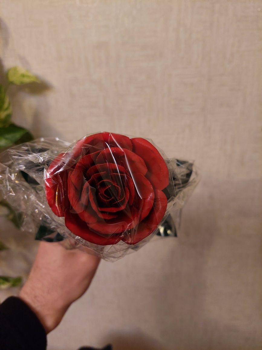 Róża cięta na podstawce z metalu prezent