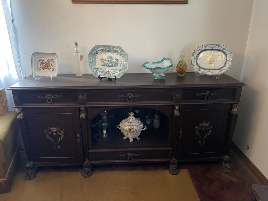 Aparador antigo em madeira maciça com detalhes em bronze