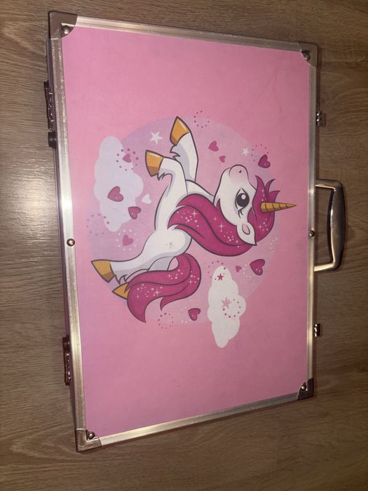 Kuferek na przybory plastyczna