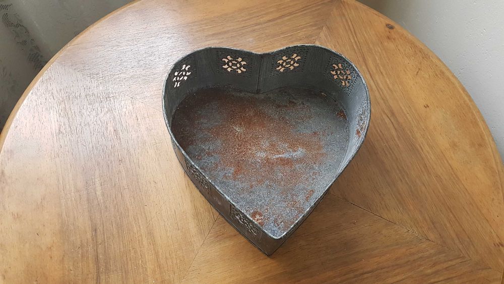 Stara metalowa taca serce