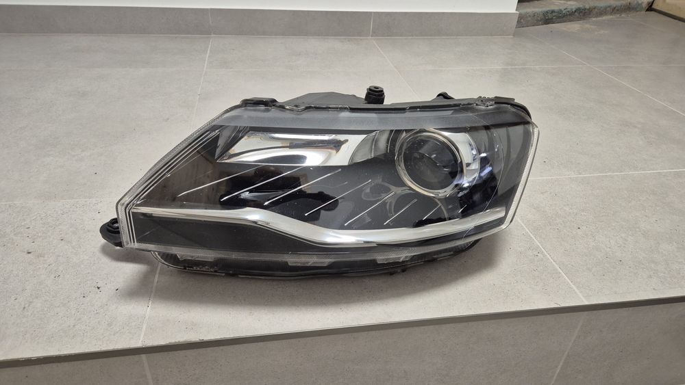 Lampa przednia LEWA SKODA RAPID xenon po lifcie