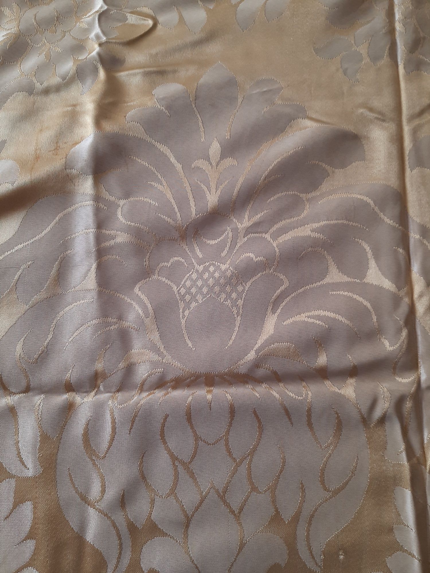Colcha de cetim antiga