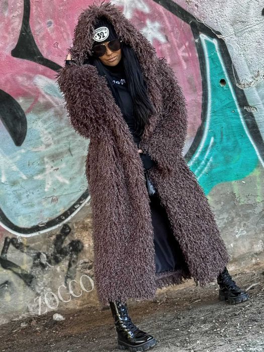 ZOCCO Długie futro płaszcz LAMA z obszernym kapturem BRĄZ