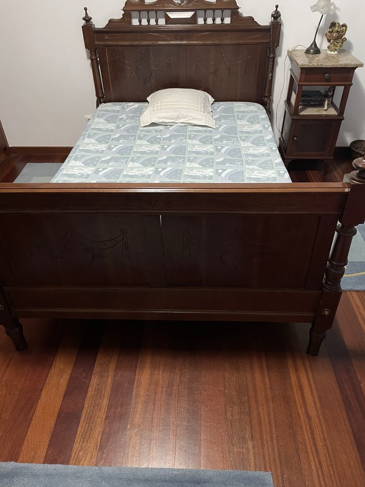 Cama antiga de madeira com estrado e colchao