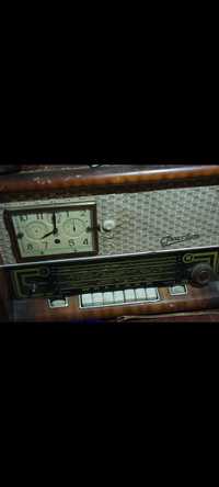 Радиола радиоприемник старинный.