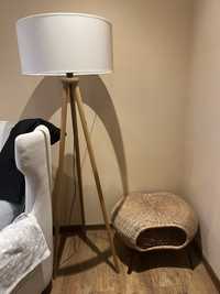 Lampa stojąca na drewnianych nogach