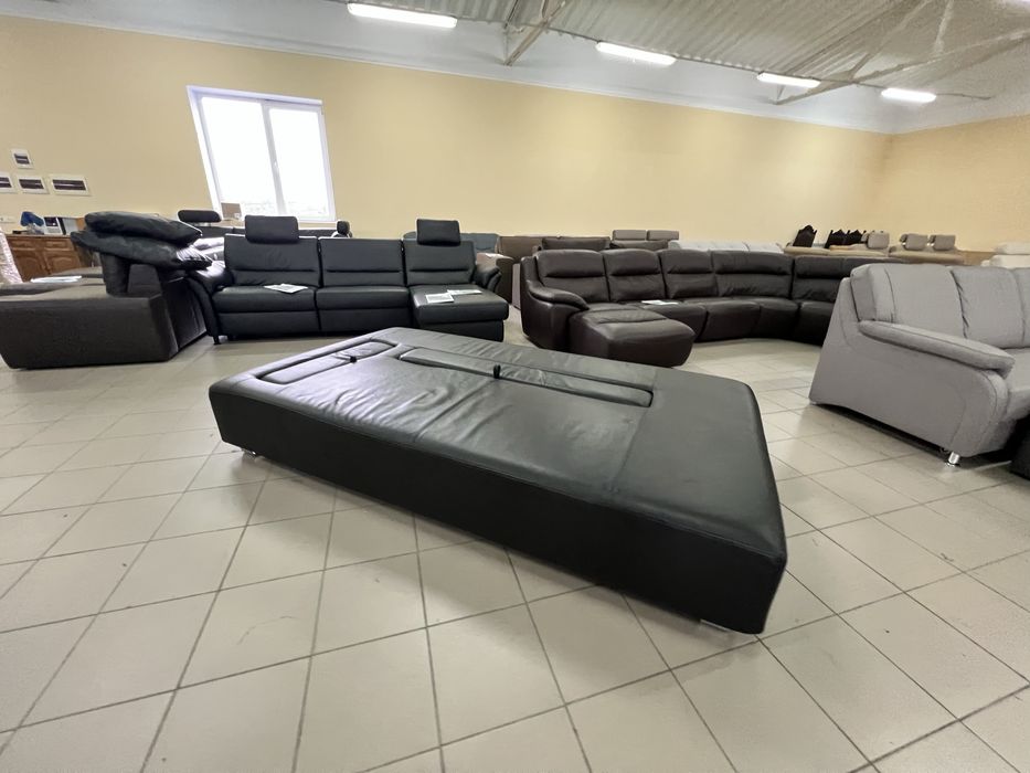 Диван чорний шкіряний з подушками модерн
