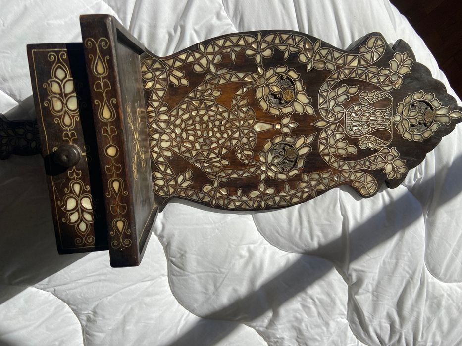 Escaparate com embutidos em madrepérola.