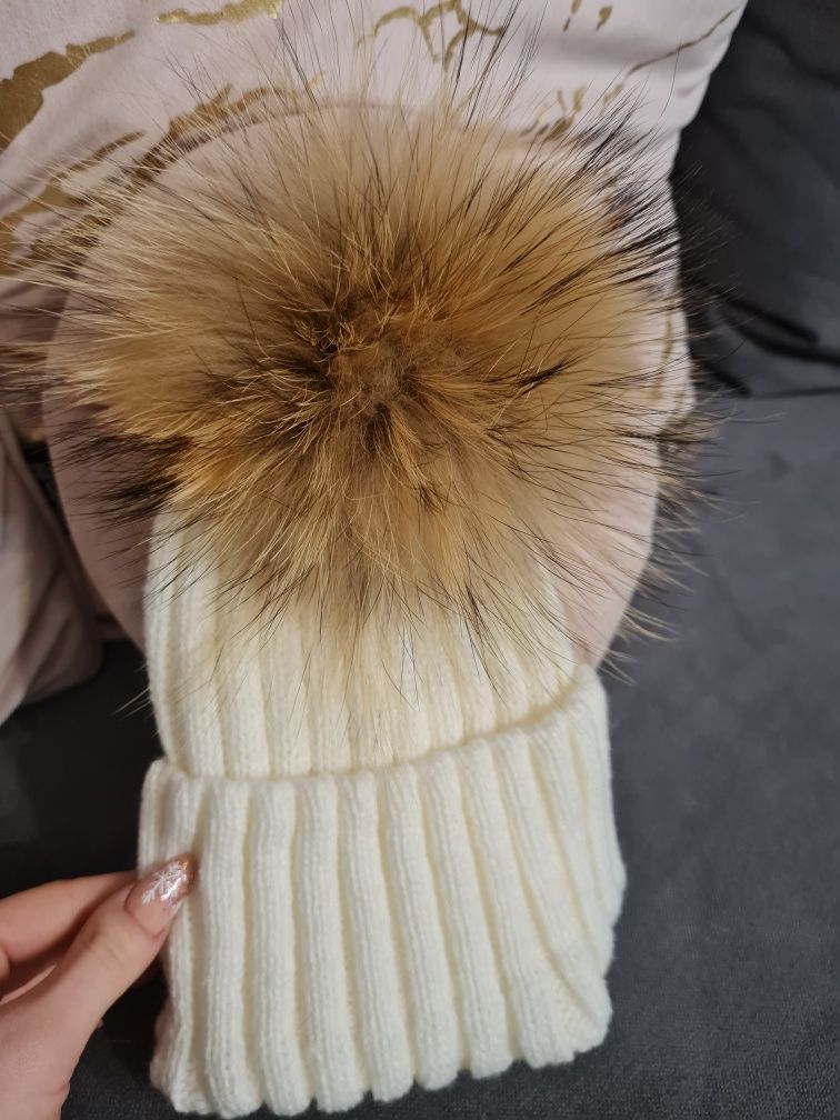 Zimowa biała czapka z pomponem jenot