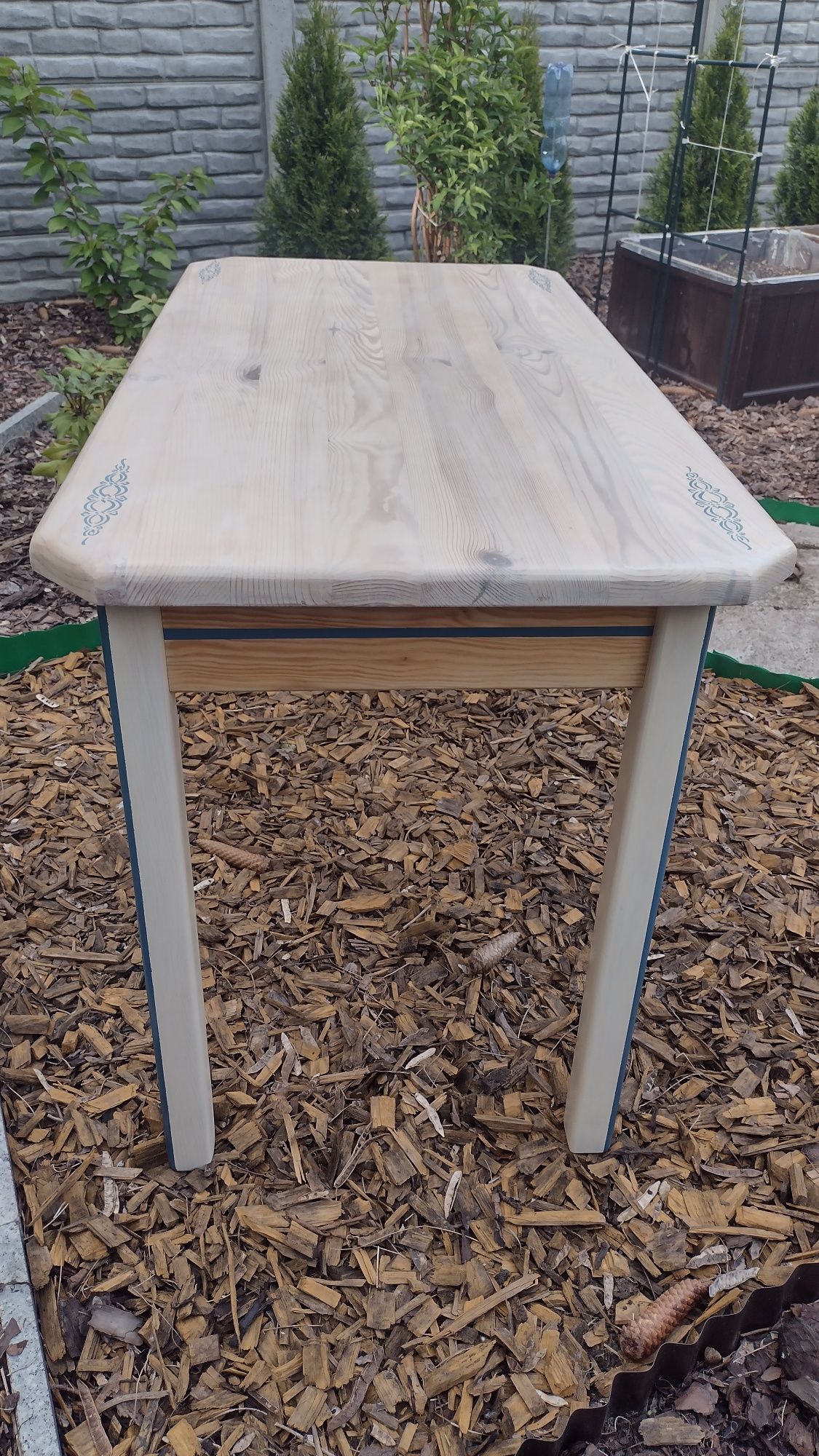 Stylizowany odnowiony stół sosnowy