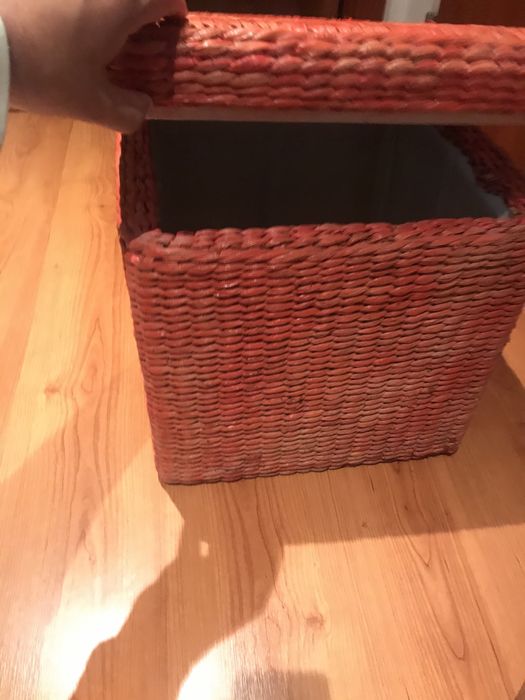 Puff em madeira revestido a rafia ( tem caixa para arrumacoes interior