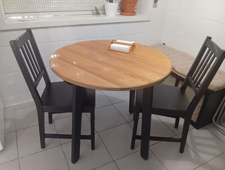 Conjunto mesa e cadeiras