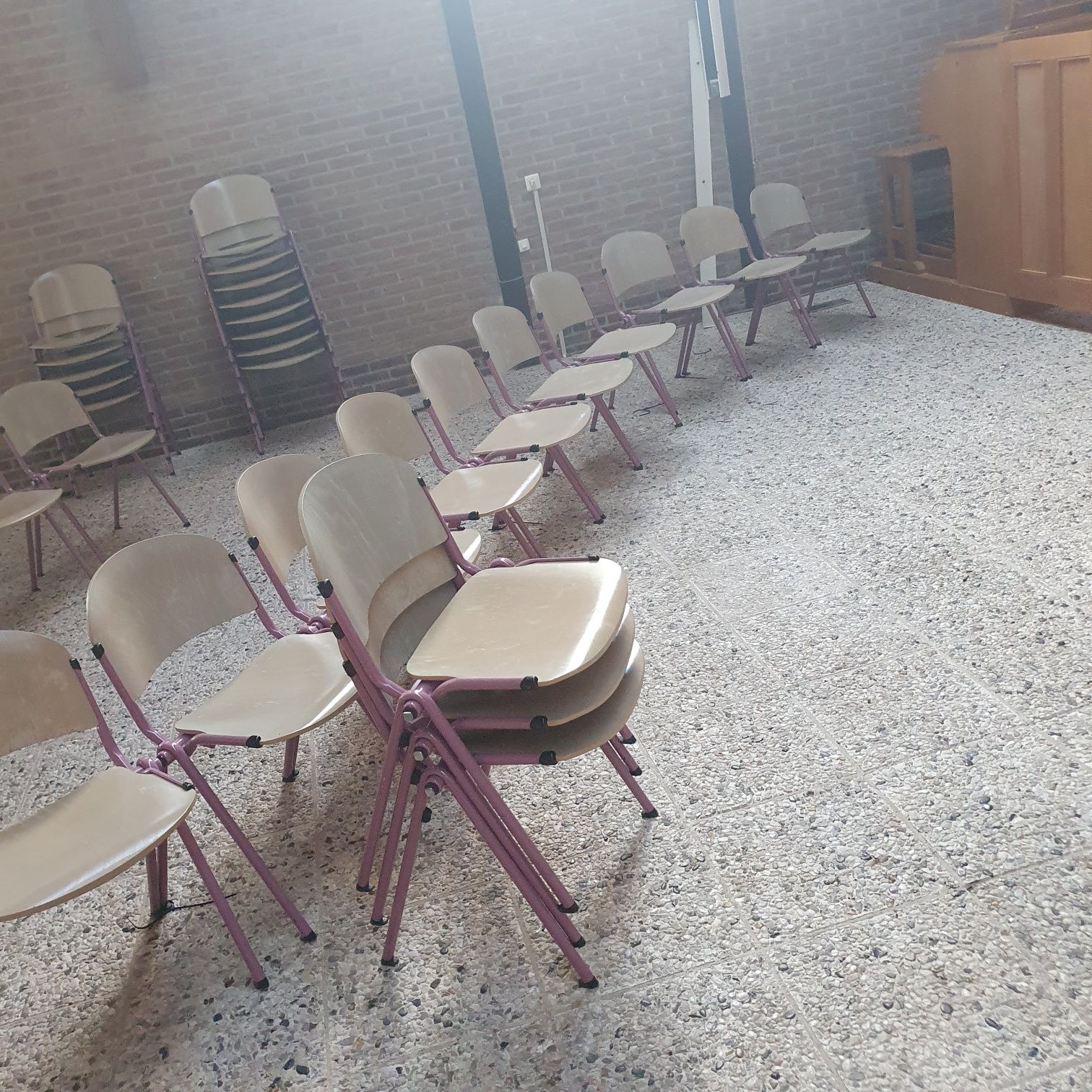 Krzesła konferencyjne, systemowe składane. drewno.