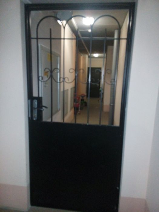 Тамбурные, парадные, решетчатые двери.