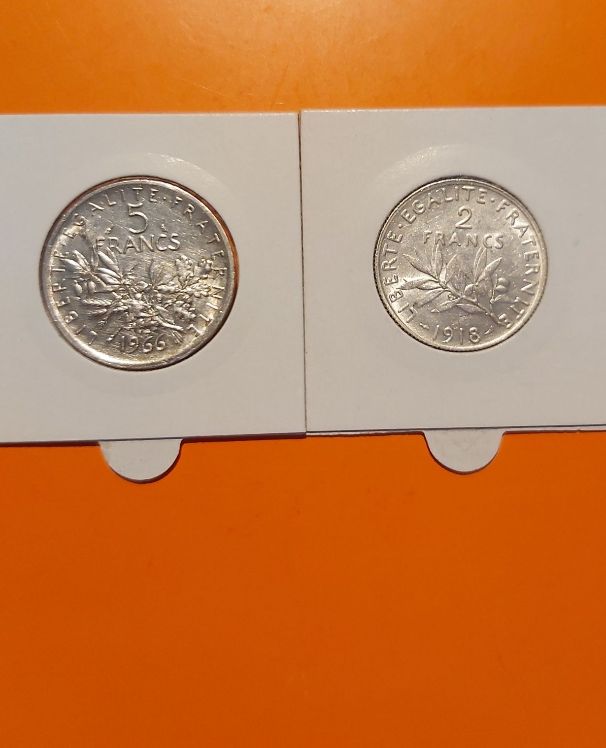 Zestaw francuskich monet 2 franki 1918 i 5 frankow 1966. Ładne, Srebro