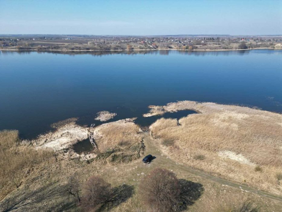 Продається  земельна ділянка у Хрінниках на березі Водосховища.