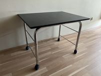 Stolik na kółkach 85×65×50 cm [czarny blat] [metalowe nogi]