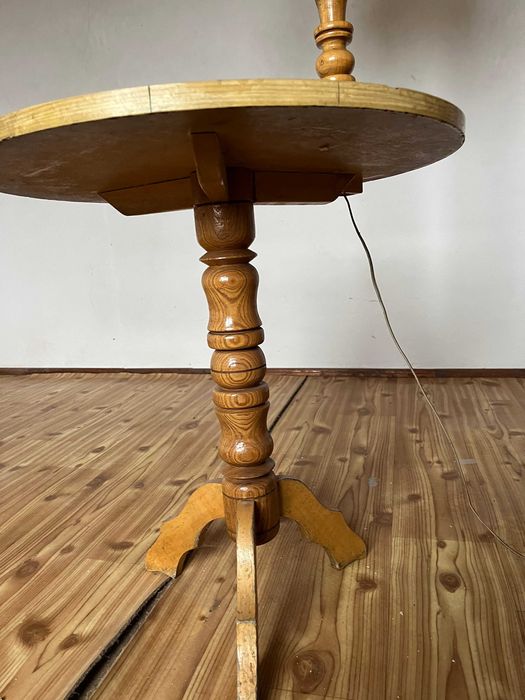 Lampa nocna ze stolikiem i abażurem
