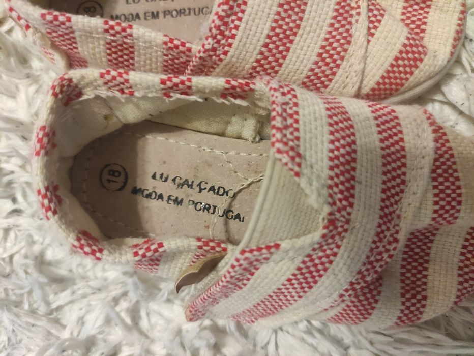 Paez vermelhas e brancas