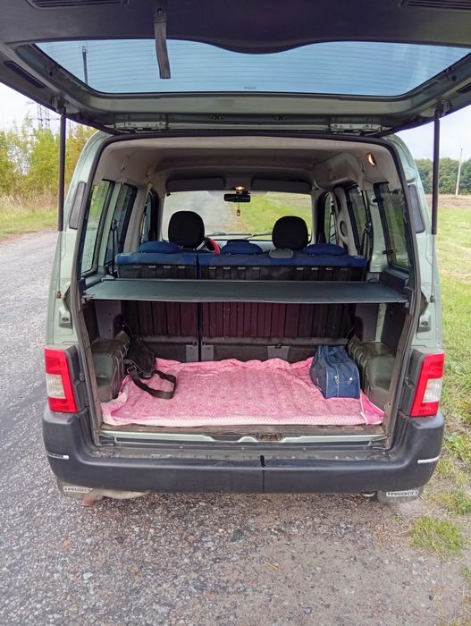 Продам авто Пежо Партнер бензин 1 4 не бита в идеальном состоянии