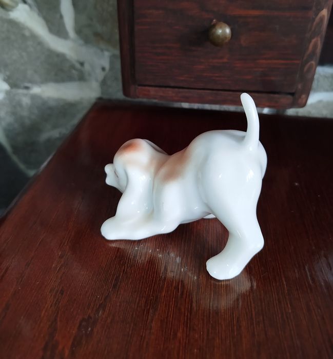 Stara figurka pieska z porcelany